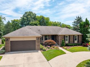 21281 Parklane St, Farmington, MI 48335