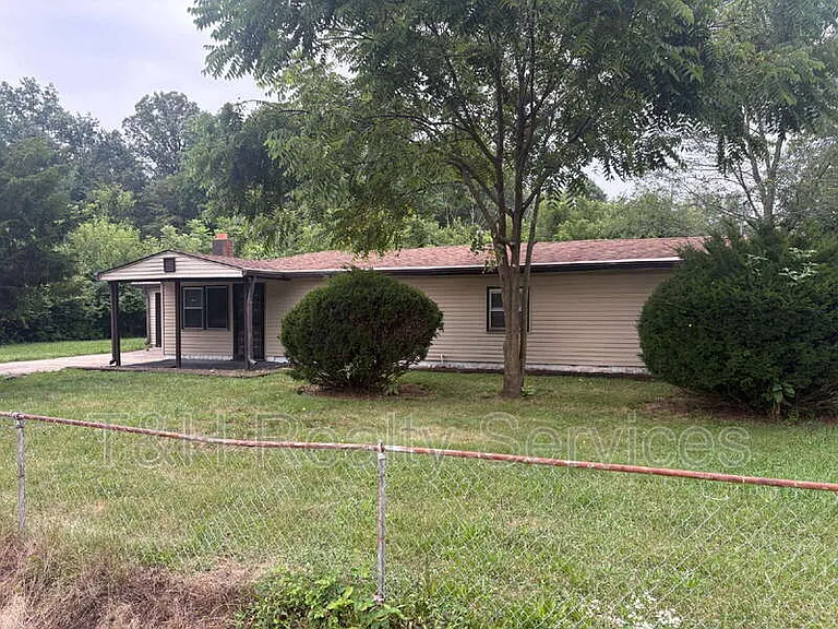 3368 Clover Dr — Photo 2