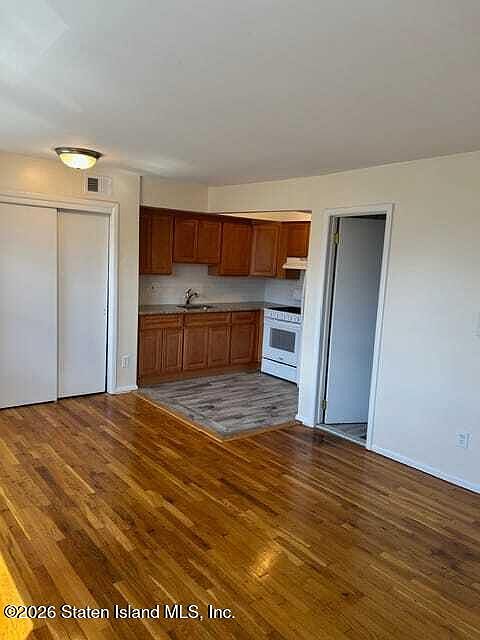 1st image of 106 Llewellyn Pl APT 7A