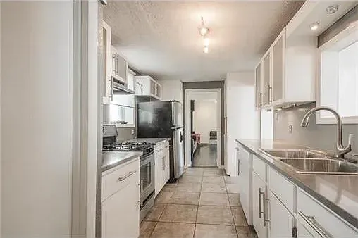 2202 W 47th Ter — Photo 10