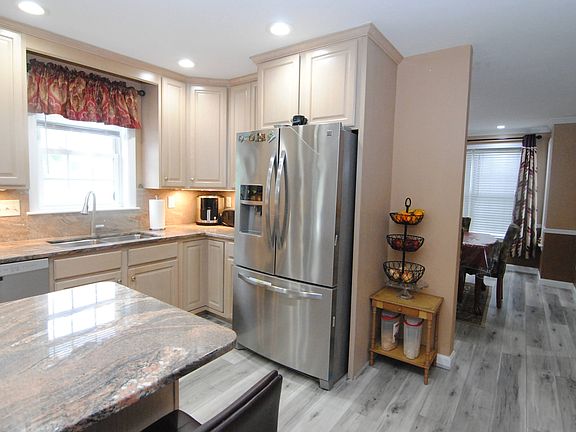 3rd image of 27 Hollyhock Ave