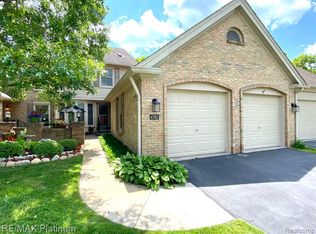 4762 Pine Eagles Dr, Brighton, MI