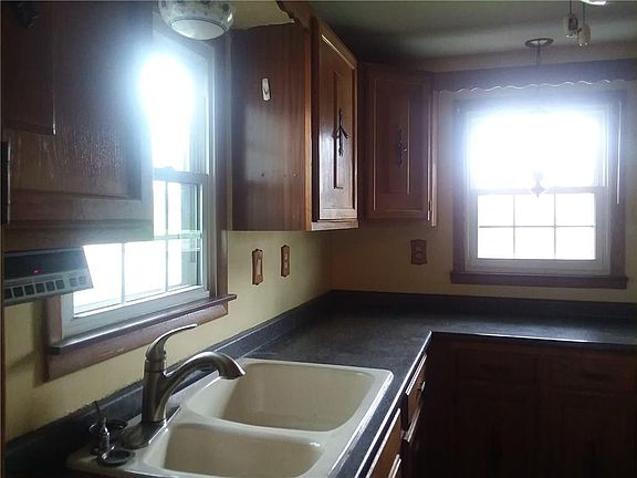 5th image of 255 Grosvenor Ave