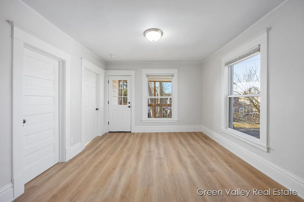 743 Crosby St NW - 2 — Photo 2