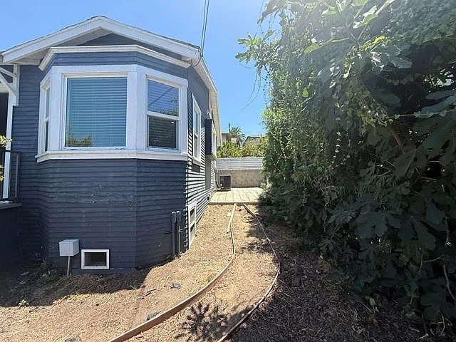 360 Parkman Ave — Photo 2