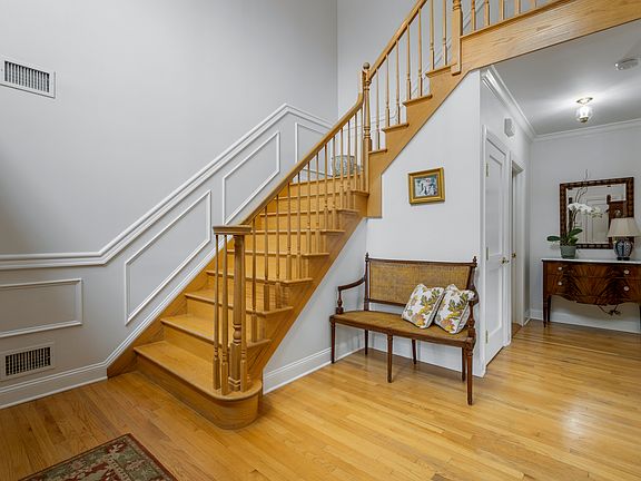 3rd image of 525 Carroll Ave