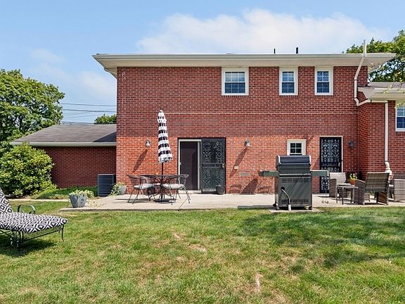 3rd image of 42 Shrewsbury Dr