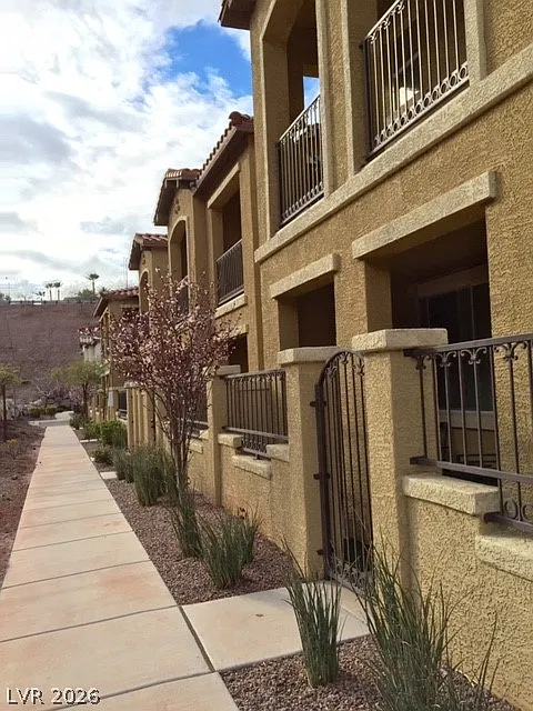 3 bed, 2.5 bath, 1412 sqft, $1,900 — Photo 3