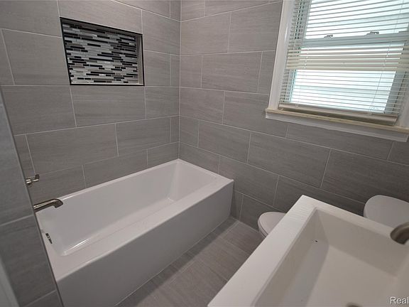 4th image of 3933 Clairmont St