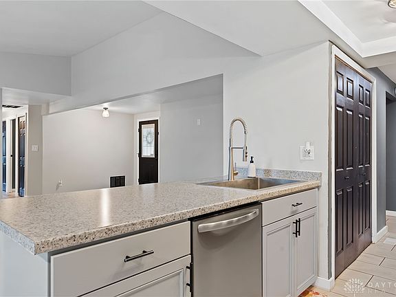 3rd image of 7104 Pineview Dr