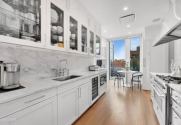 5th image of 200 E 79th St APT 18B