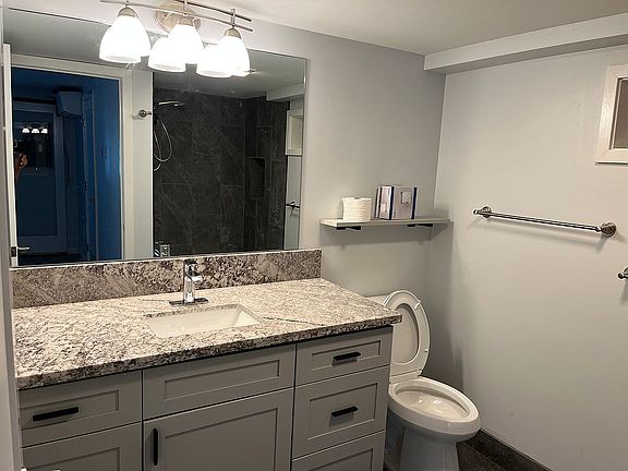 Master bath w shower 