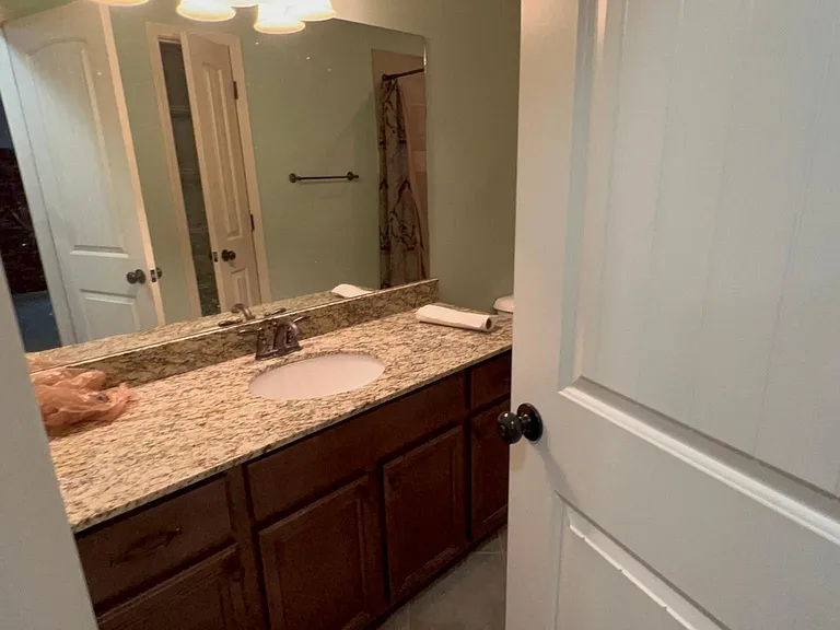 Upstairs Full bathroom