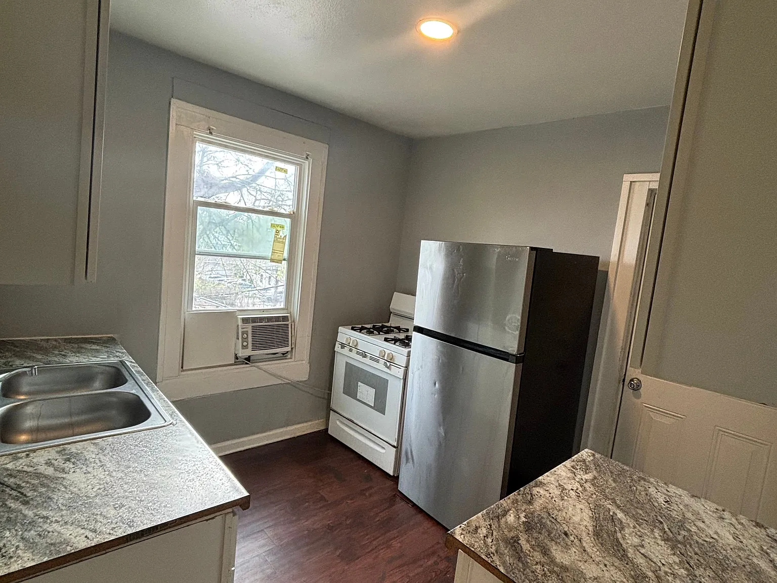 3 bed, 900 sqft, $750 — Photo 4