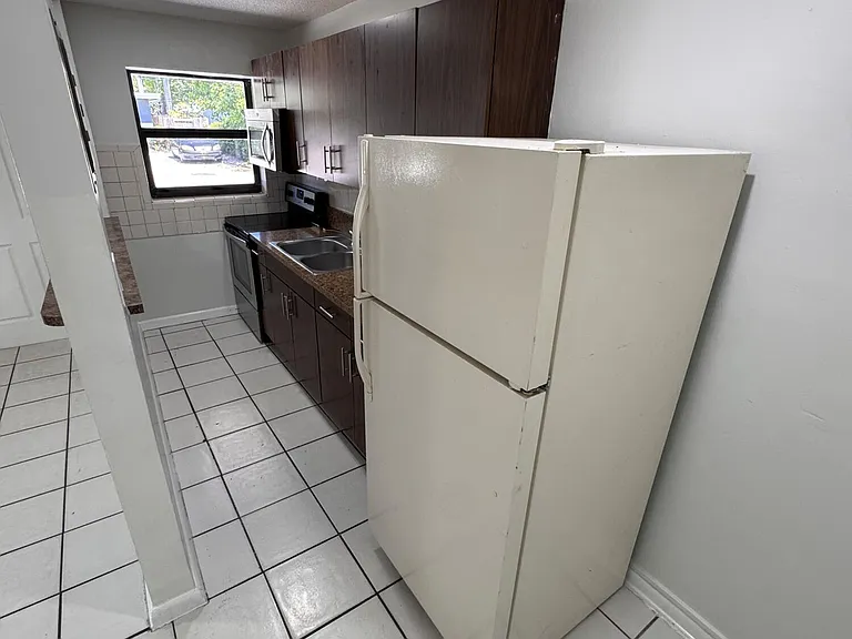 1113 SW 15th Ter — Photo 3