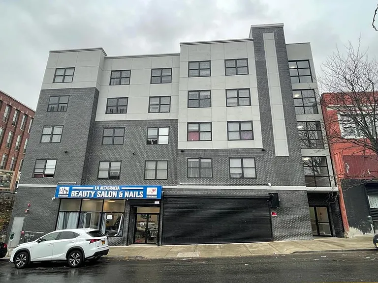 185 Broadway — Photo 1