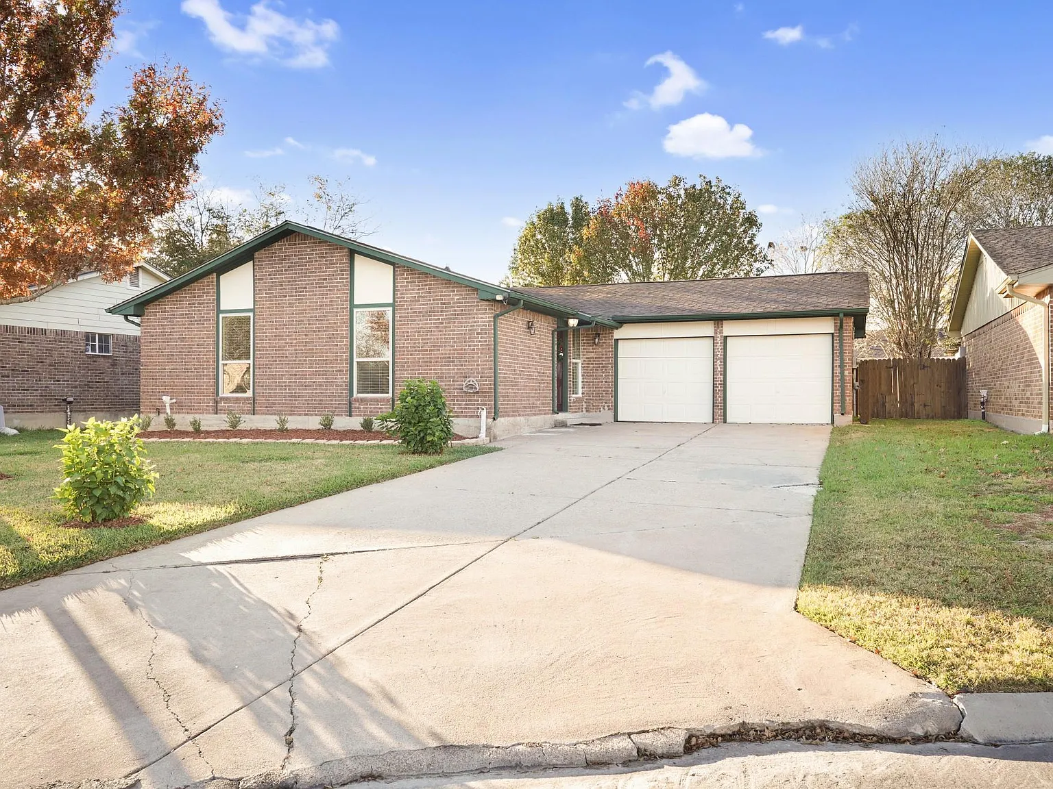 3 bed, 2.0 bath, 1247 sqft, $2,100 — Photo 2