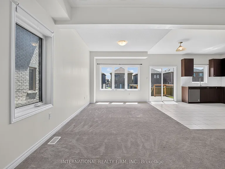 240 Ridley Cres — Photo 8