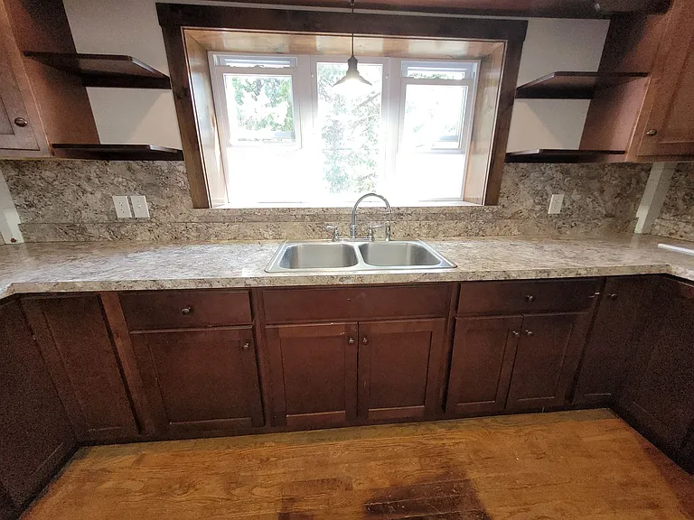 905 E King St — Photo 10