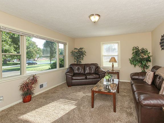 Living rm w/natural light