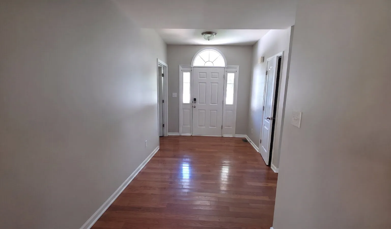 4 bed, 3.0 bath, 2300 sqft, $2,160 — Photo 4