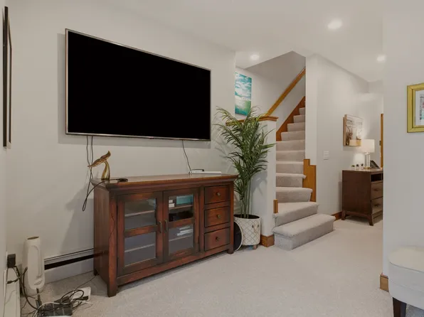 158 Narragansett Ave APT U, Newport, RI 02840