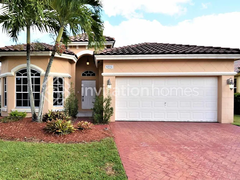 5221 SW 141st Ave — Photo 1