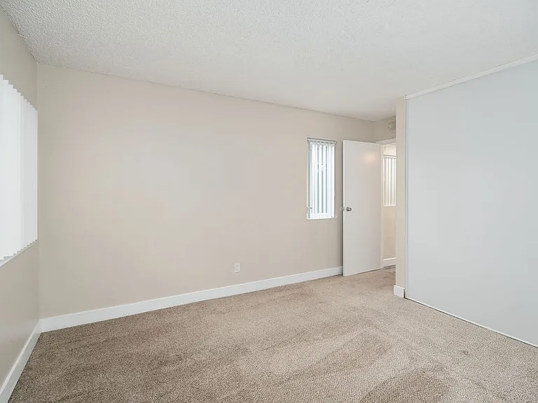 Lynwood Knolls — Photo 36