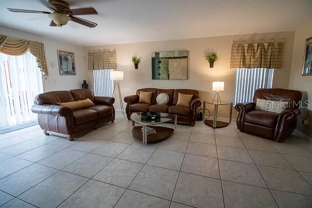 5 bed, 3.5 bath, 2827 sqft, $3,200 — Photo 3