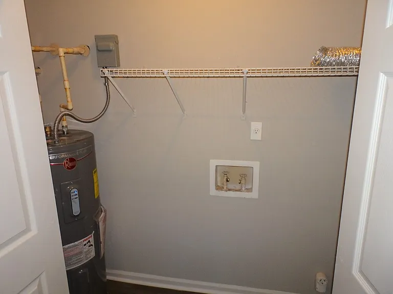 13-15 Oakmount Dr — Photo 8