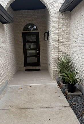 3rd image of 130 W Creekview Dr