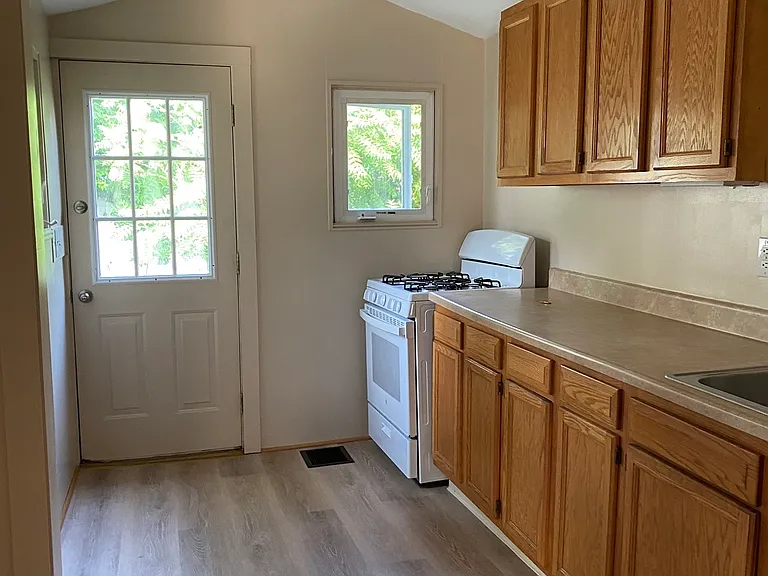 121 E Falls St — Photo 8