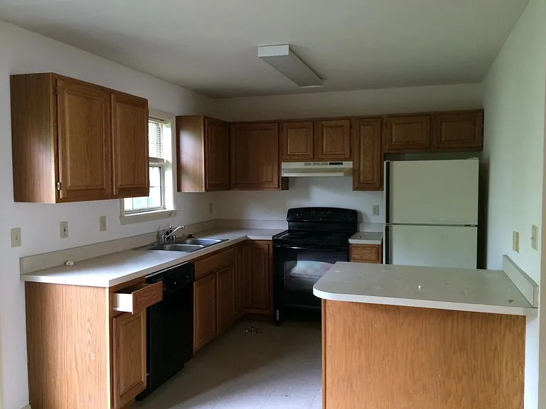 1149 Ashford Ln — Photo 2