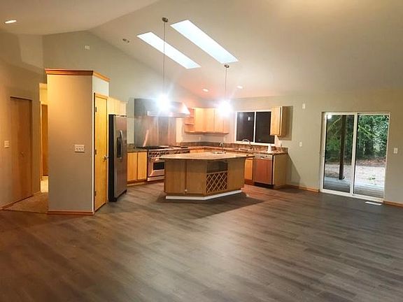 4th image of 851 NW Slippery Pig Way
