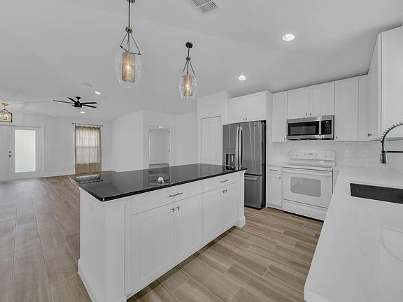 3rd image of 777 SE Essex Drive