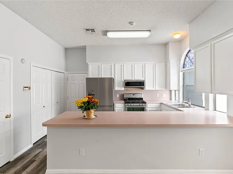 2210 Dorsey St — Photo 10