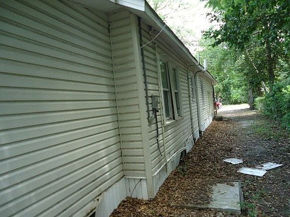 3rd image of 2322 Garden Dr