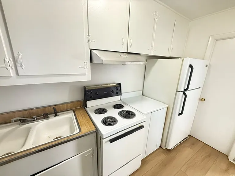 1300 Lola Ave — Photo 2
