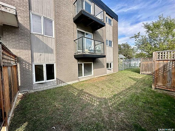 3rd image of 14 Anderson Cres #1