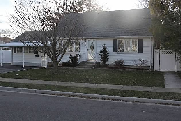 1st image of 27 Seymor Ln