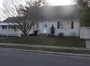 27 Seymor Ln, Hicksville, NY 11801