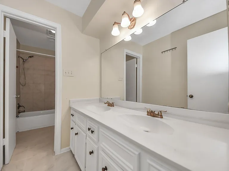 11411 Briar Forest Dr — Photo 35