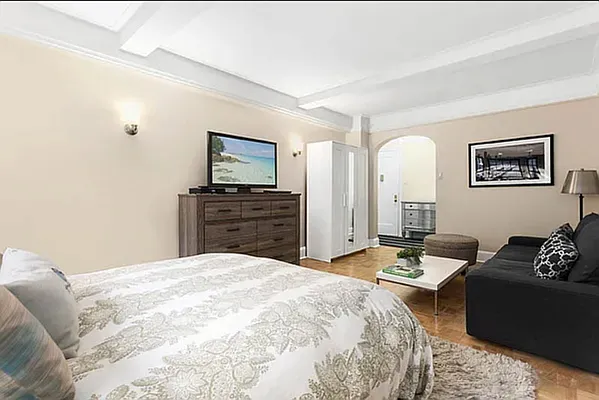 Rented by Manhattan Realty Group | media 2