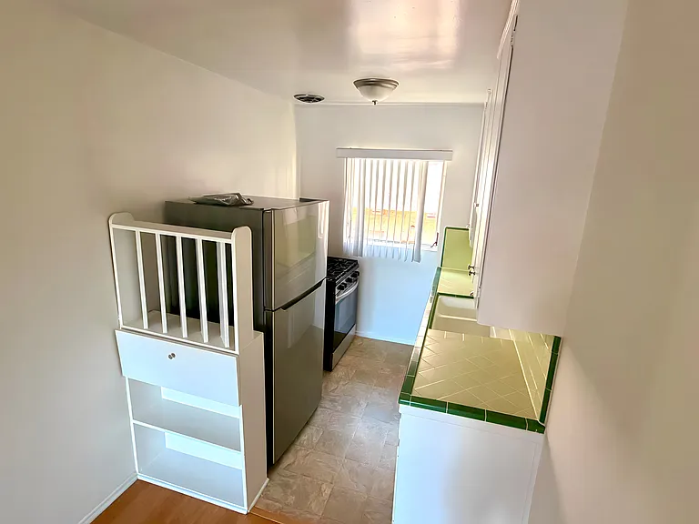 262 1/2 S Sycamore Ave #3 — Photo 8