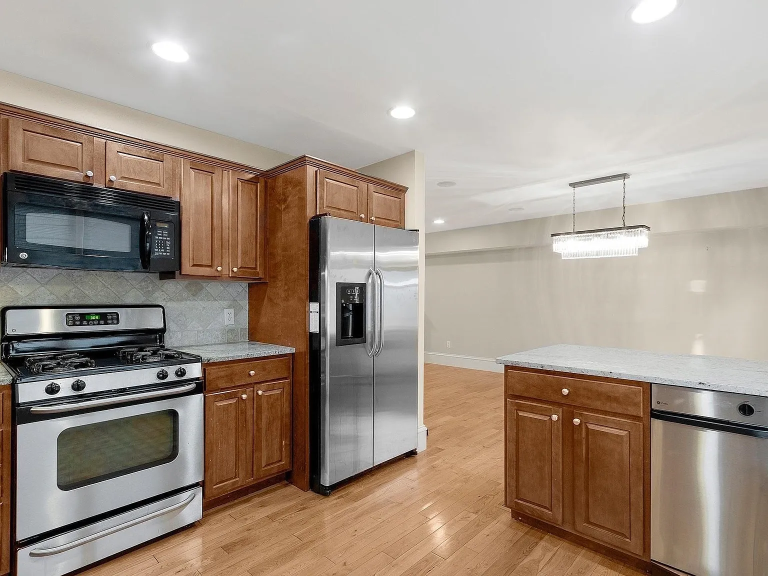 3 bed, 2.0 bath, 1657 sqft, $4,000 — Photo 3