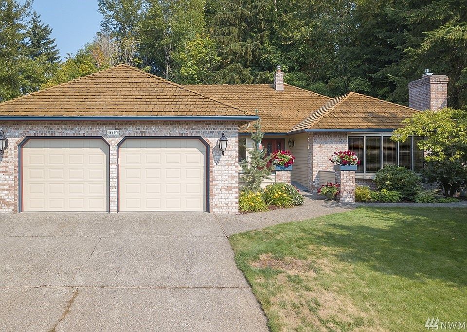 1st image of 1614 28th Pl SE