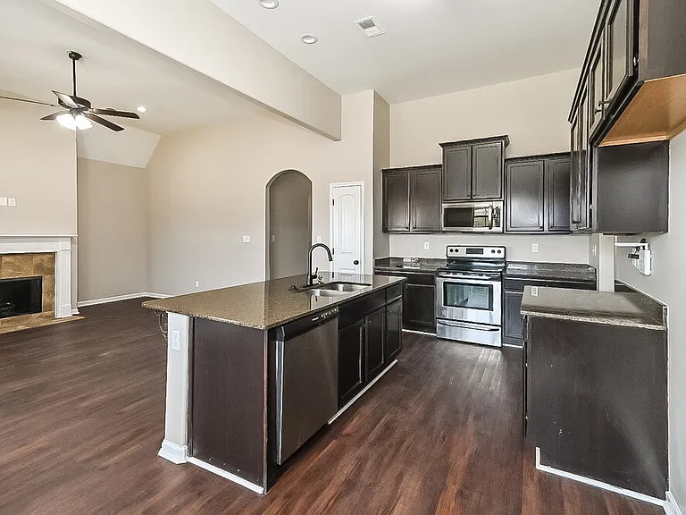 75 Briar Hollow Ln — Photo 6