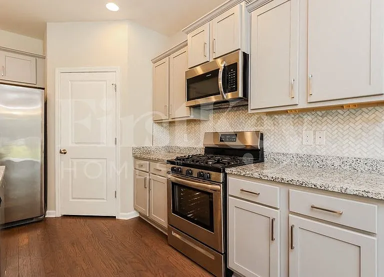 817 Neosho Ct — Photo 8