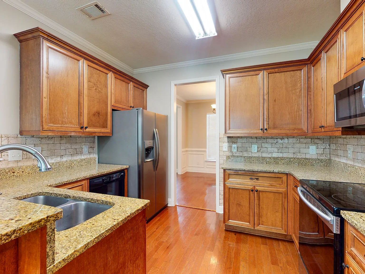 5 bed, 3.0 bath, 2428 sqft, $2,200 — Photo 4