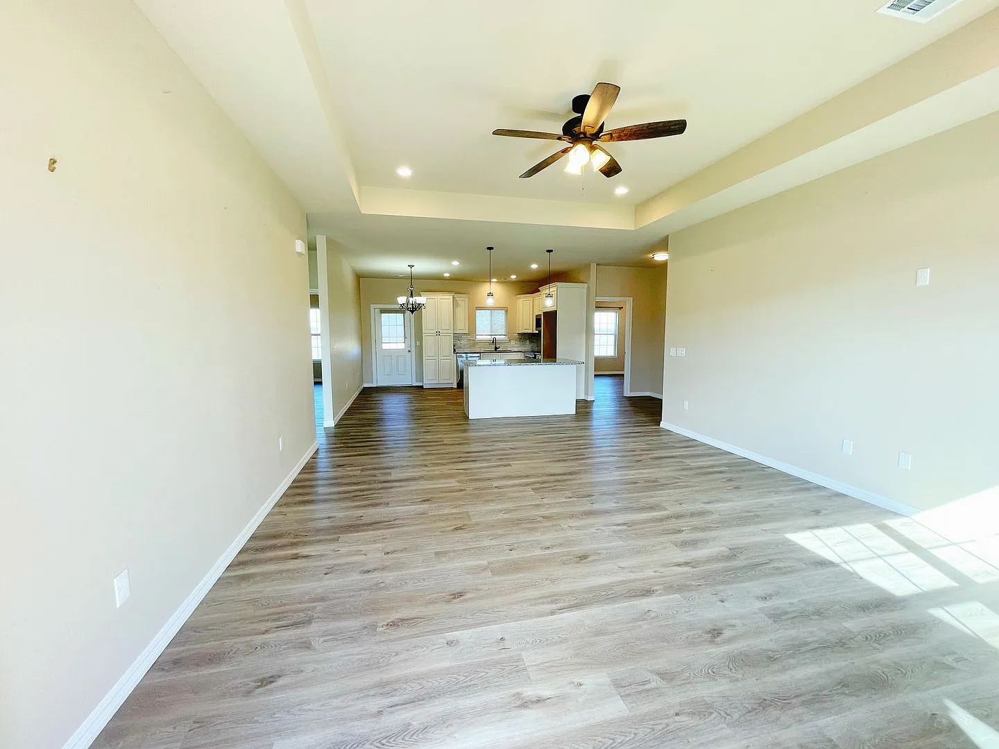 Beautiful 4/2.5 home in convenient location — Photo 2